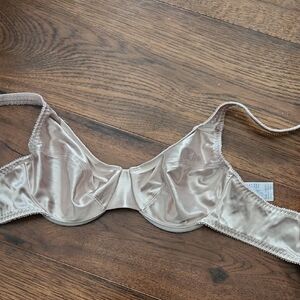 Vassarette Satin Underwire Bra - Cream